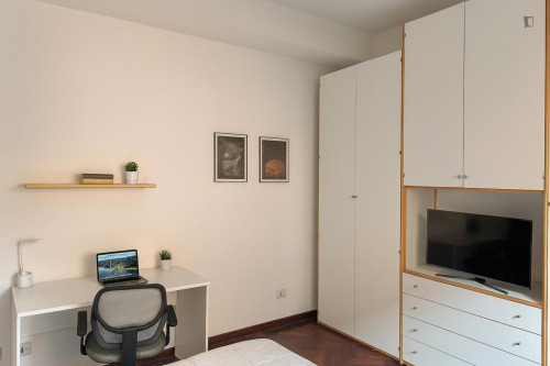 Shiny single bedroom in 5-bedroom apartment