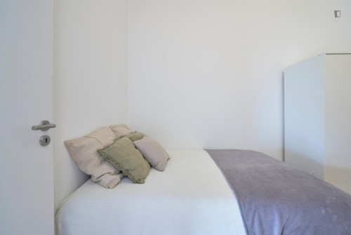 Double bedroom in an 11-bedroom flat, in Alameda