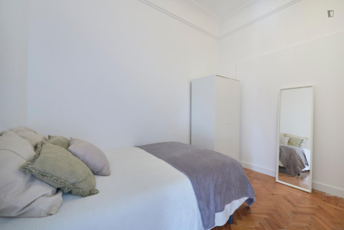 Double bedroom in an 11-bedroom flat, in Alameda