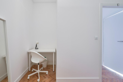 Double bedroom in an 11-bedroom flat, in Alameda