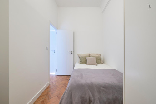 Double bedroom in an 11-bedroom flat, in Alameda