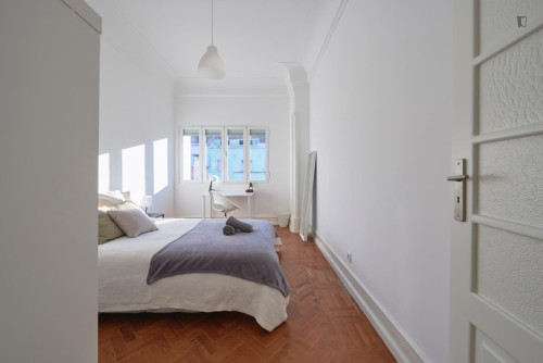 Ample double bedroom in Alameda