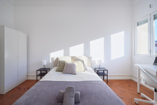 Ample double bedroom in Alameda