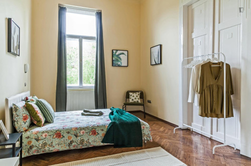 Grand double bedroom in Belső-Ferencváros - Gallery - 3