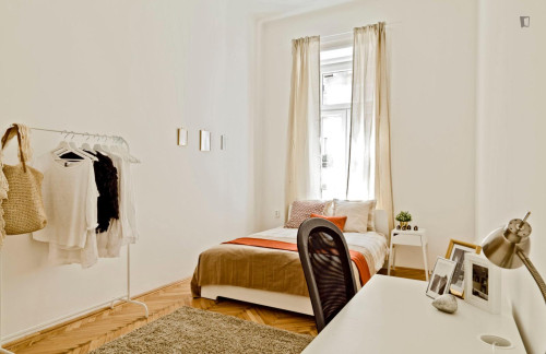 Welcoming double bedroom near Rákóczi tér metro