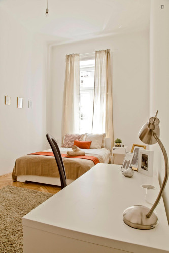Welcoming double bedroom near Rákóczi tér metro