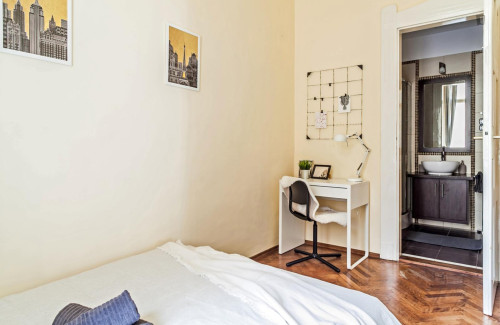Cool double ensuite bedroom in Belső-Ferencváros
