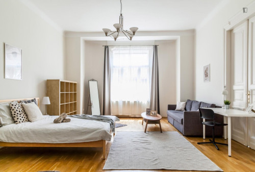 Grand double bedroom near the Vörösmarty utca metro