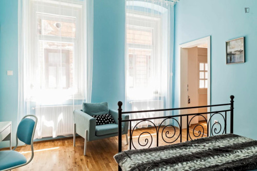 Very neat ensuite double bedroom near Astoria metro