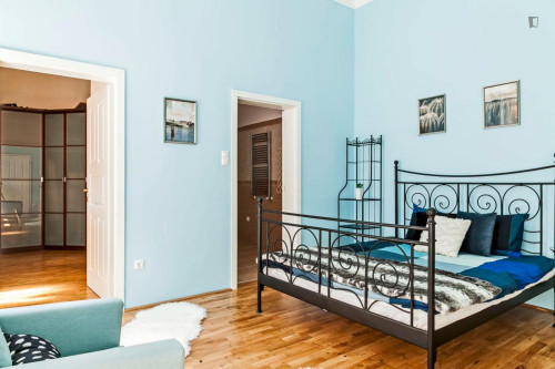Very neat ensuite double bedroom near Astoria metro