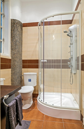 Nice double ensuite bedroom in Belső-Ferencváros - Gallery - 12