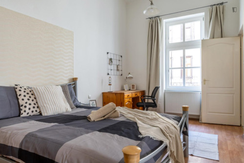 Double bedroom with private bathroom in the 6th district