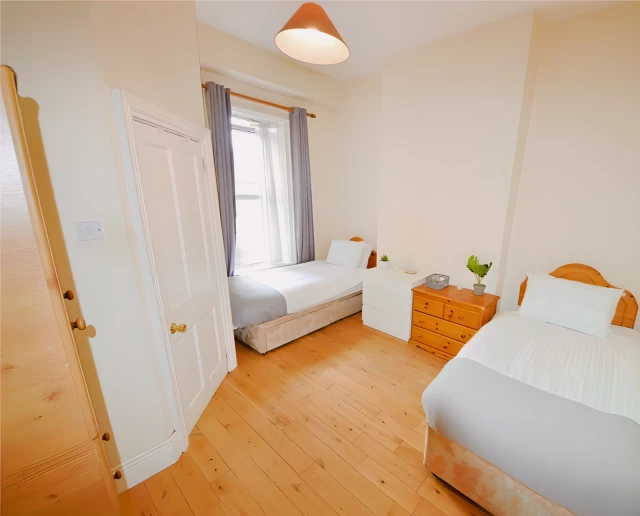 Twin Room Ensuite - Male - 1