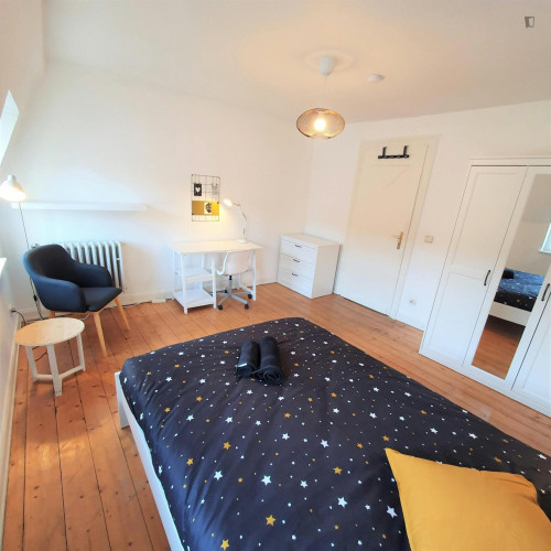 Shiny double bedroom in the Beuel district