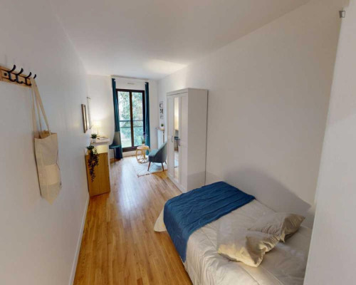 Interesting double ensuite bedroom in Levallois-Perret