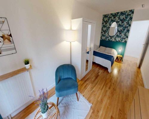 Interesting double ensuite bedroom in Levallois-Perret