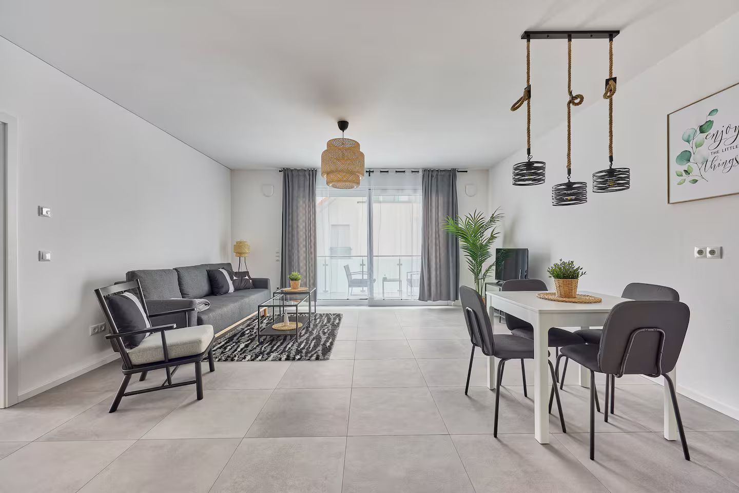 Only 9 Min Walk To City Center | Balcony | Netflix - 11