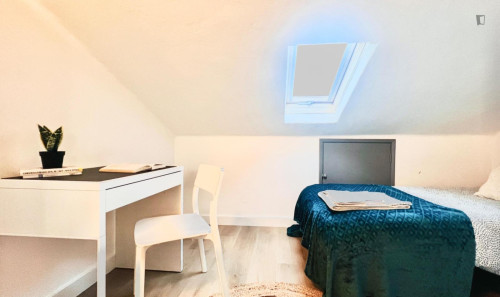 Cool bedroom in Santo António dos Olivais area