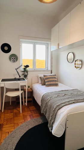 Comfy bedroom not too far from FEUC