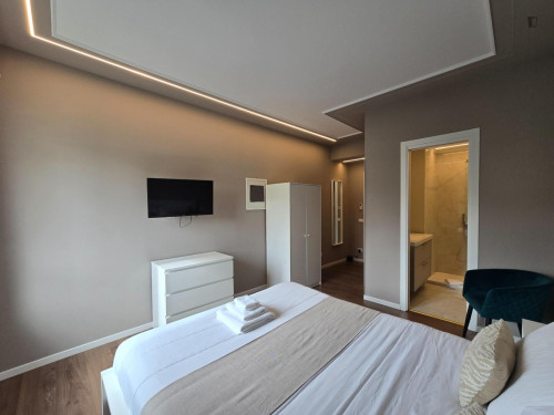 Luxury Room with private en-suite Bath in high-floor serviced apartment!