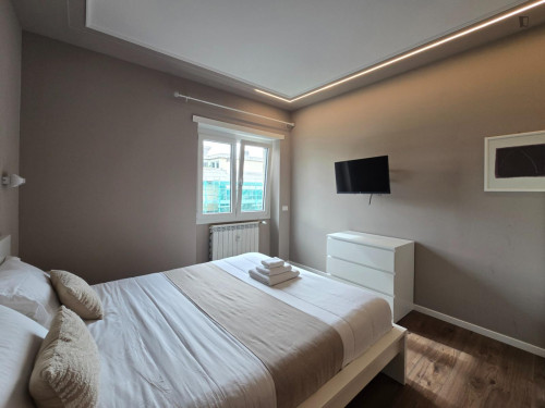 Luxury Room with private en-suite Bath in high-floor serviced apartment!