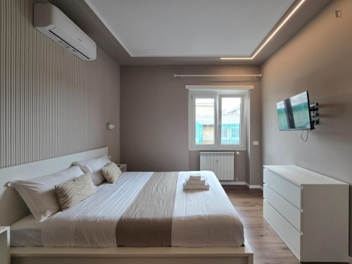 Luxury Room with private en-suite Bath in high-floor serviced apartment!