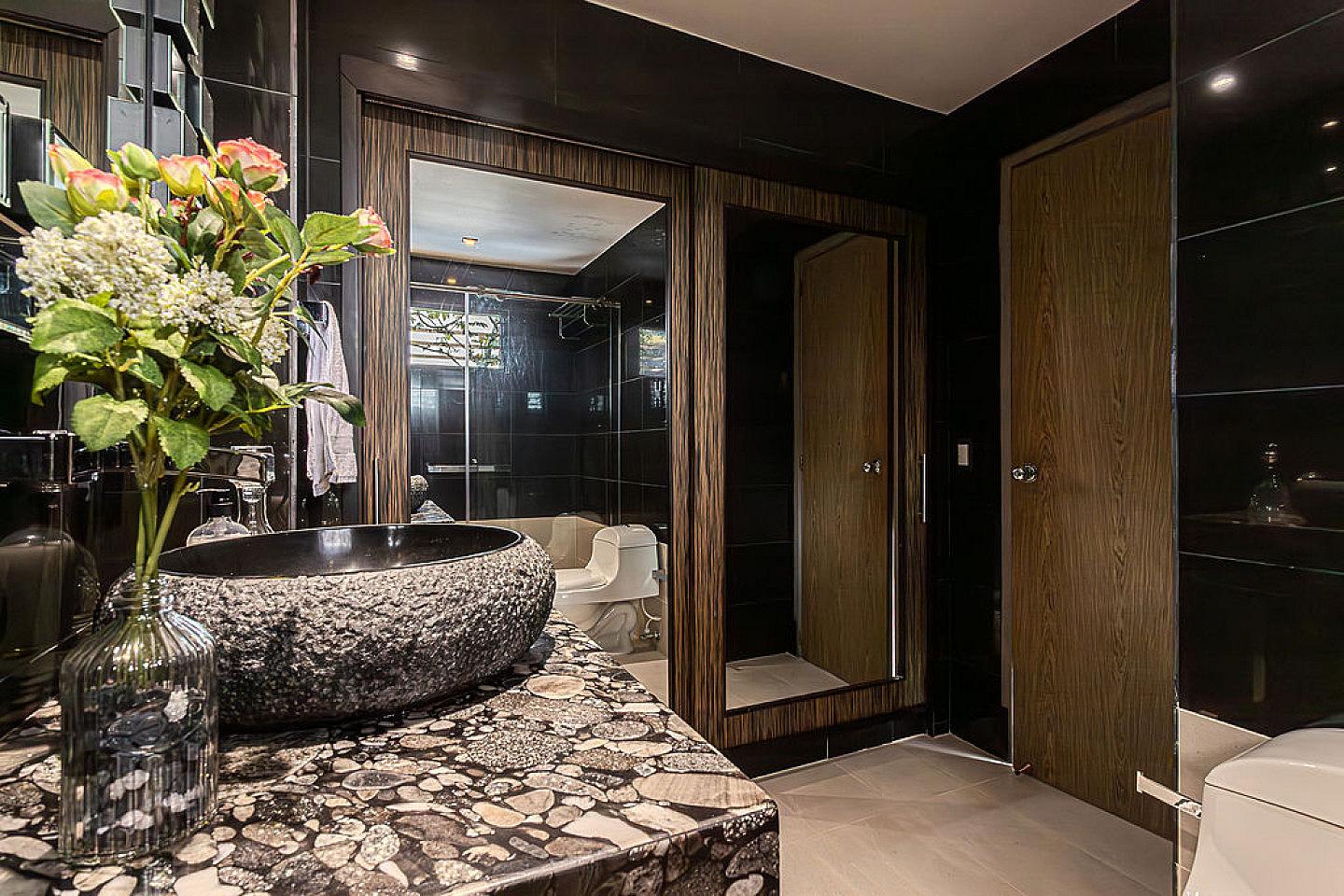 Master Bedroom With Ensuite Bathroom - Lush Jungle-Inspired Coliving El Poblado - Gallery - 12