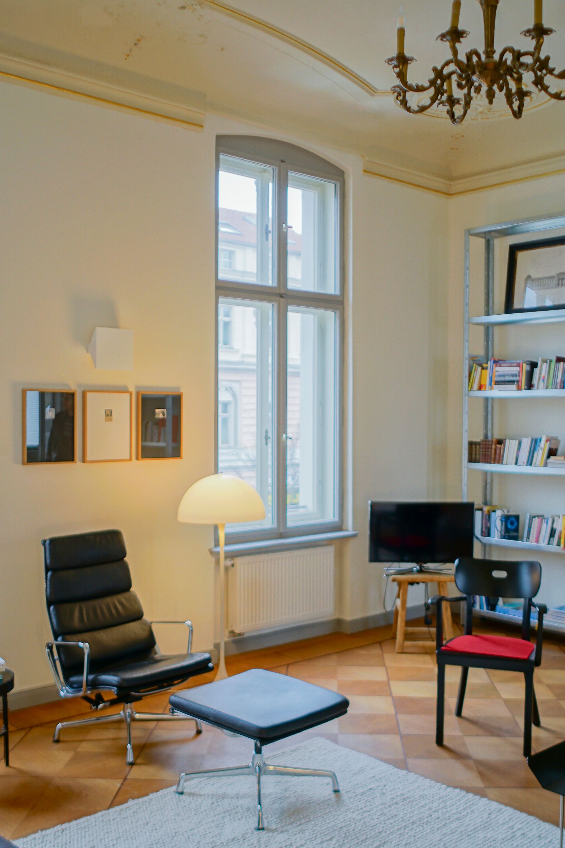 A Beautifully Freshly Restored Historic Apartment With A Modern, Personal Touch - 12