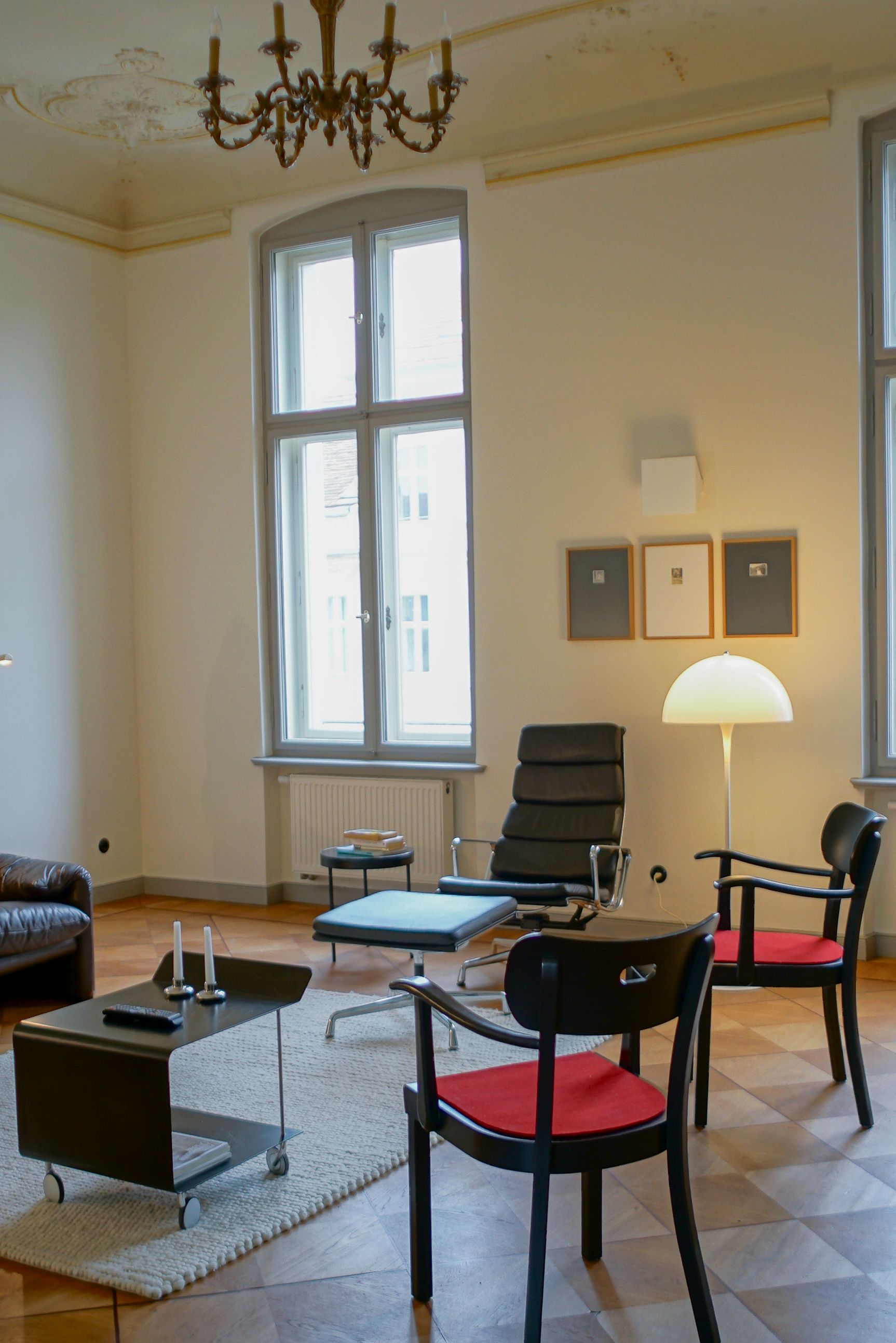 A Beautifully Freshly Restored Historic Apartment With A Modern, Personal Touch - 10