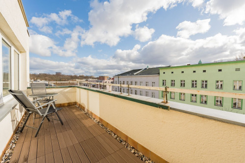 Chic 2 bedroom apartment with a view!