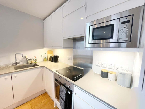 2BR 2 BathroomsI Modern Apartment with Big Balcony I Hale Barns I Restaurants, Café, Supermarket Downstairs I *Cheshire Apartments*