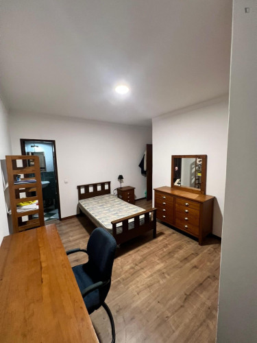 Welcoming Single Bedroom with a private bathroom close to University of Coimbra