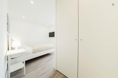 Adorable ensuite bedroom close to Senhor Roubado