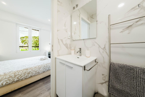 Adorable ensuite bedroom close to Senhor Roubado