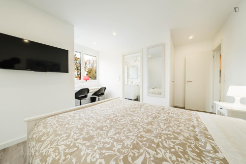 Adorable ensuite bedroom close to Senhor Roubado