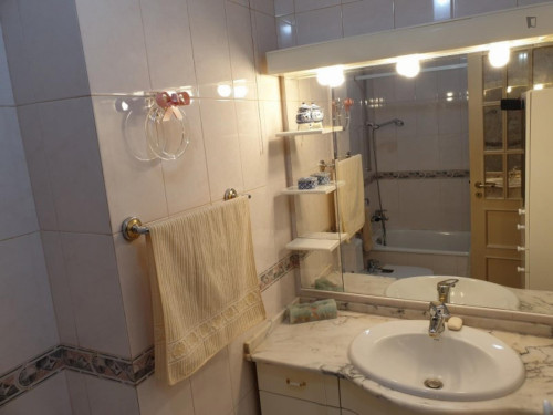 Single bedroom in 3 - bedrrom apartment