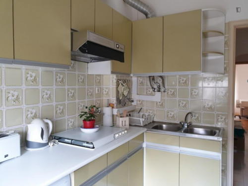 Single bedroom in 3 - bedrrom apartment