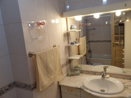 Single bedroom in 3 - bedrrom apartment