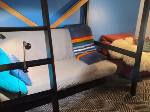 Quiet sunny room near transportatio