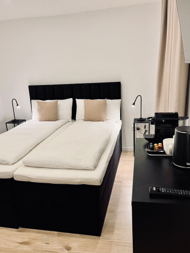 Living like in hotel - completely new, fully furnished room with stylish bathroom in Düsseldorf Old Town