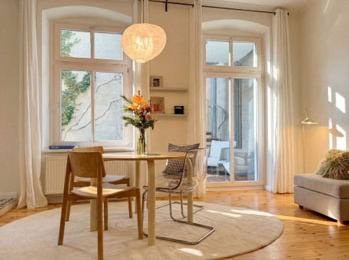 Fully Renovated Design Studio in the Winskiez · Quiet 19th-Century Street