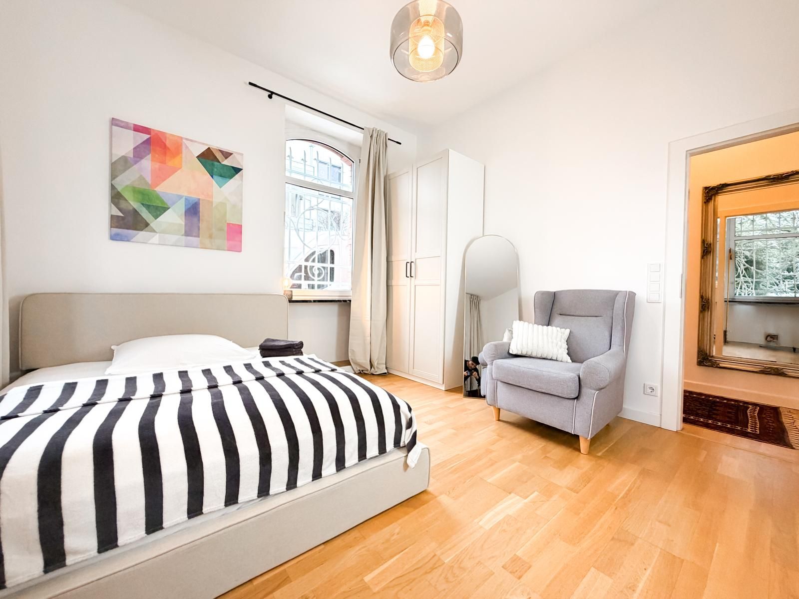 Stunning 2 BR Across The Kurpark - Stunning 2 BR across the Kurpark - Gallery - 7