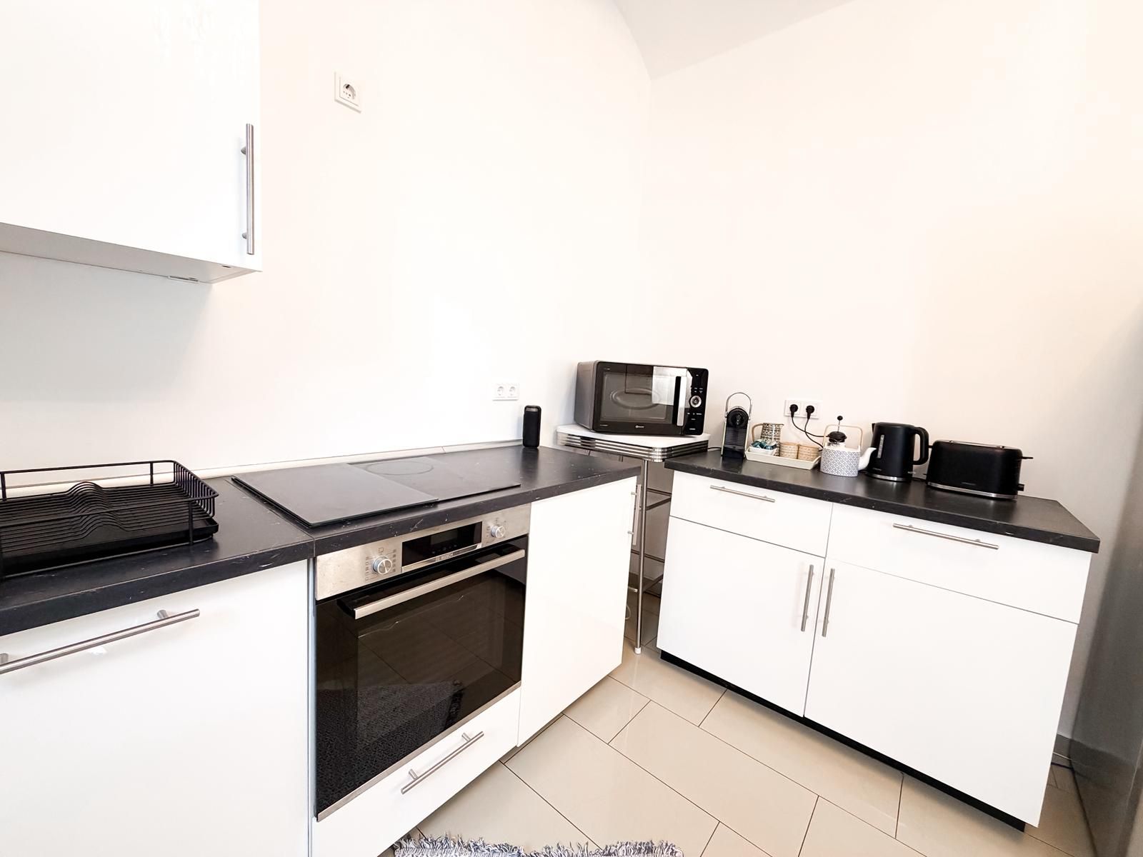 Stunning 2 BR Across The Kurpark - Stunning 2 BR across the Kurpark - Gallery - 5