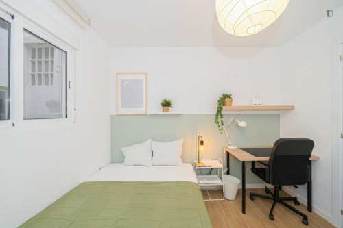 Attractive single bedroom