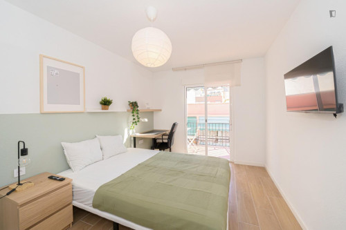 Great looking single bedroom with balcony