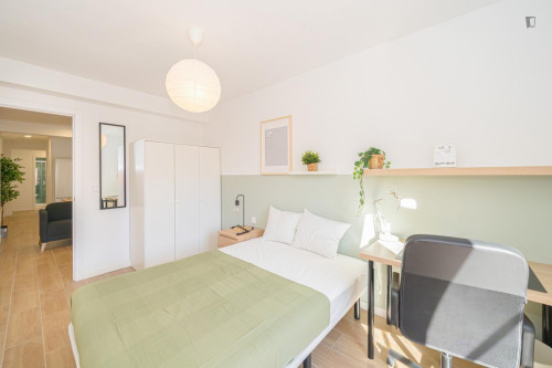 Great looking single bedroom with balcony