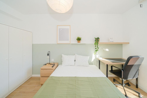 Great looking single bedroom with balcony