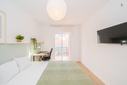 Great looking single bedroom with balcony