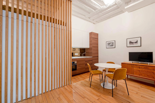 Superb accommodation perfectly located in the centre of Paris, rue Montmartre, a stone's throw from the Jardin Palais-Royal