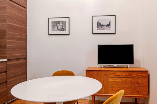 Superb accommodation perfectly located in the centre of Paris, rue Montmartre, a stone's throw from the Jardin Palais-Royal